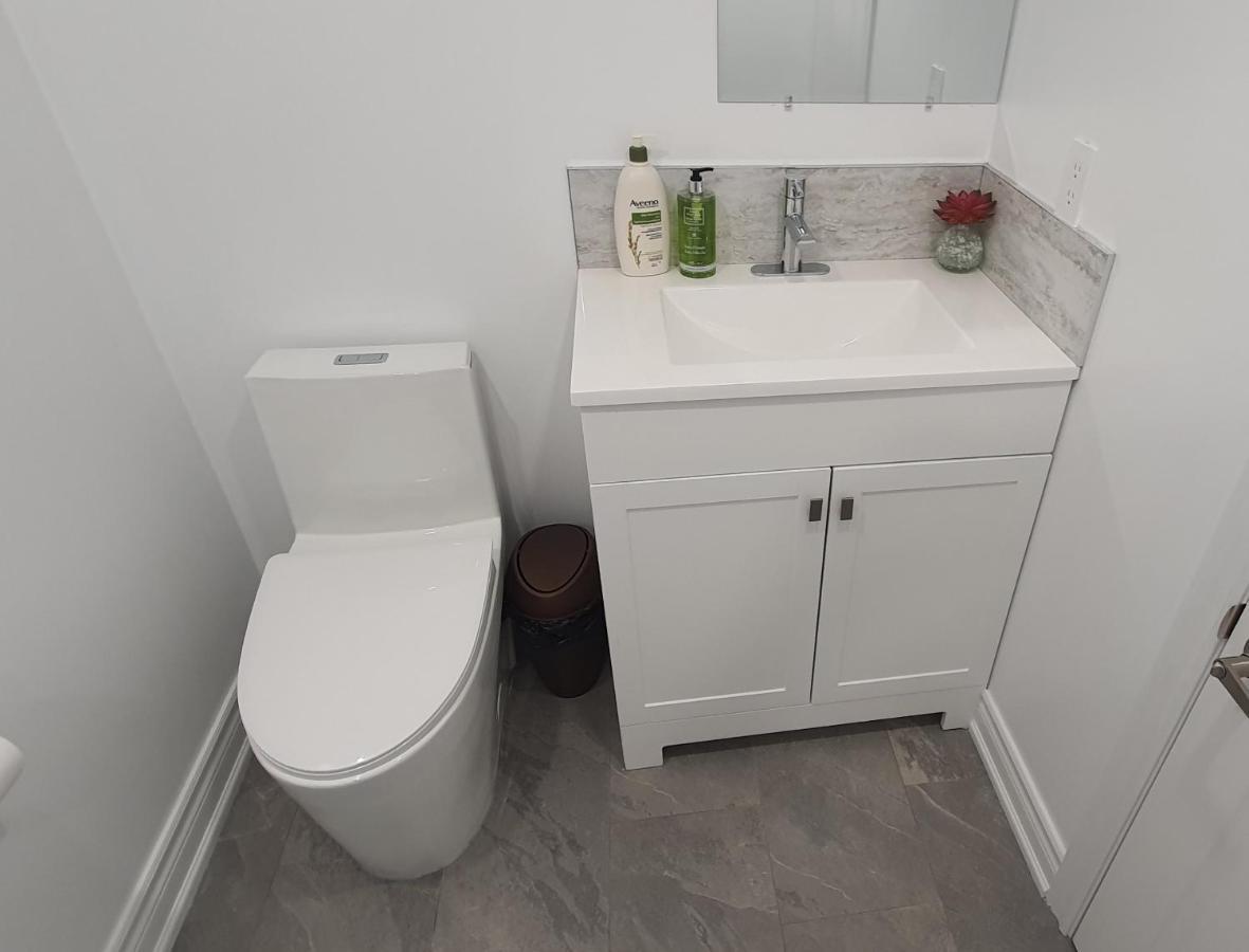 A Home Away Toronto Bagian luar foto