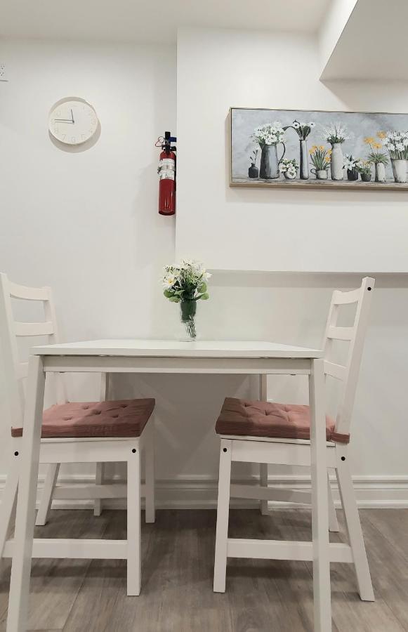 A Home Away Toronto Bagian luar foto