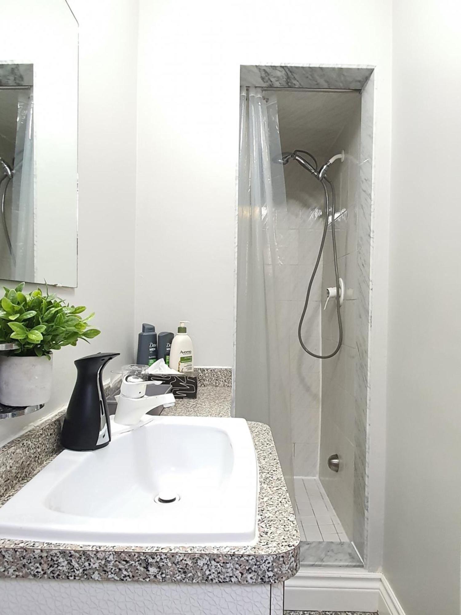 A Home Away Toronto Bagian luar foto